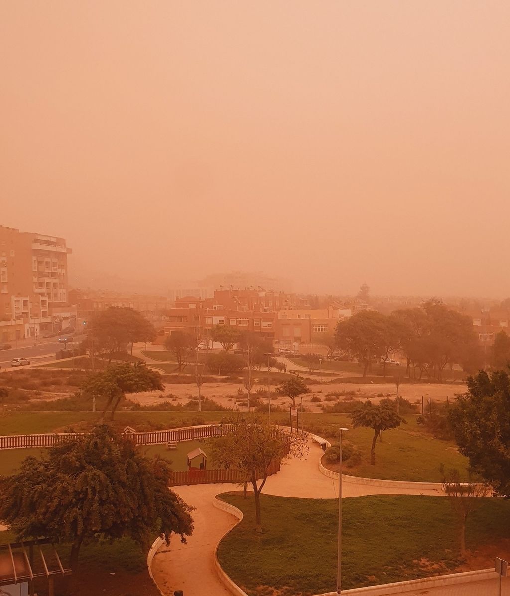 Los cielos se tiñen de naranja en toda España por la calima: las imágenes más impactantes