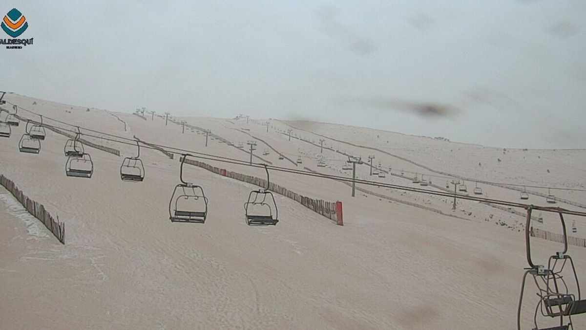 La calima cae sobre Madrid y deja la nieve de la sierra como si fuera una playa La calima cae sobre Madrid y deja la nieve de la sierra como si fuera una playa