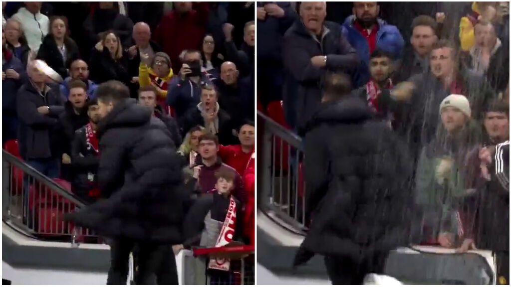 Simeone recibe una ‘lluvia’ de objetos desde la grada de Old Trafford tras la victoria del Atlético