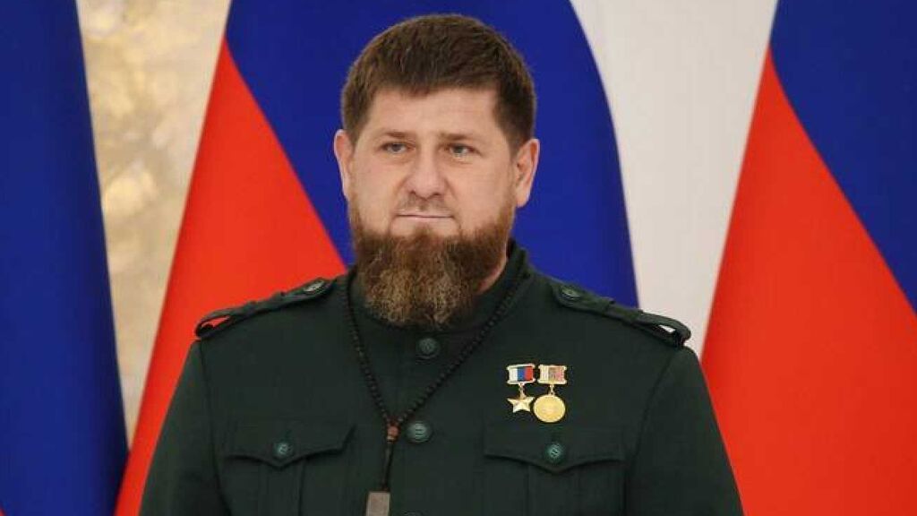 El temido líder checheno Ramzán Kadýrov llega a Ucrania: "Rendíos o acabaremos con vosotros"