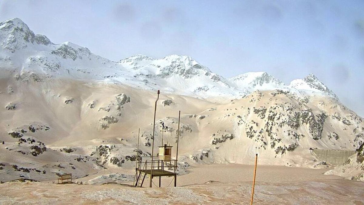 La calima tiñe la nieve de los Pirineos hasta los 2.400 metros de altitud con un "corte perfecto"