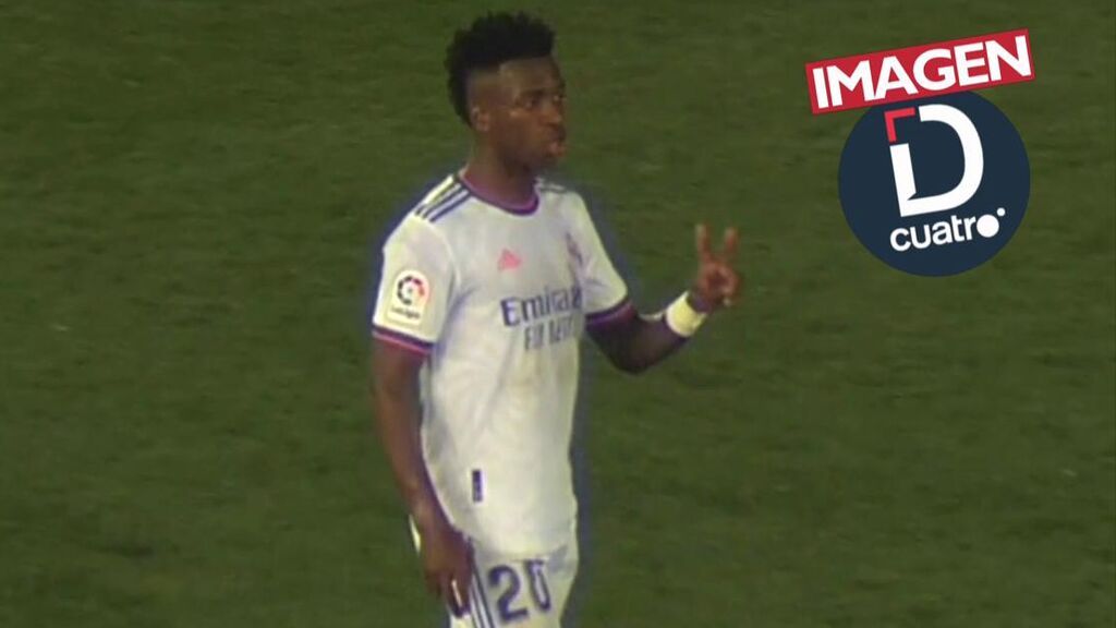 Vinicius le hace el gesto del 0-2 a Maffeo durante el partido.