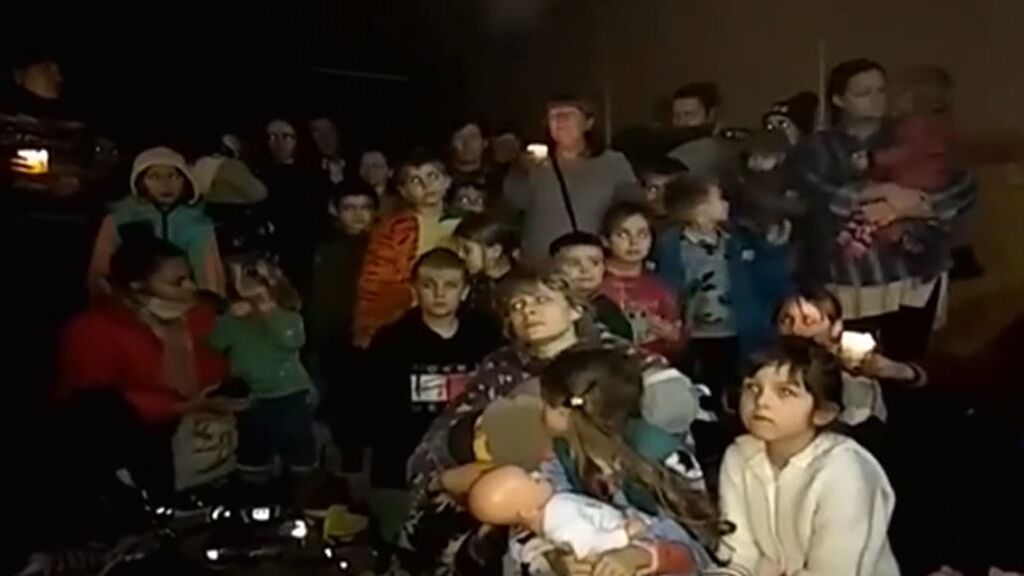 Una mujer oculta en un sótano de Mariúpol junto a 20 niños clama al mundo: "Por favor, ayúdennos"
