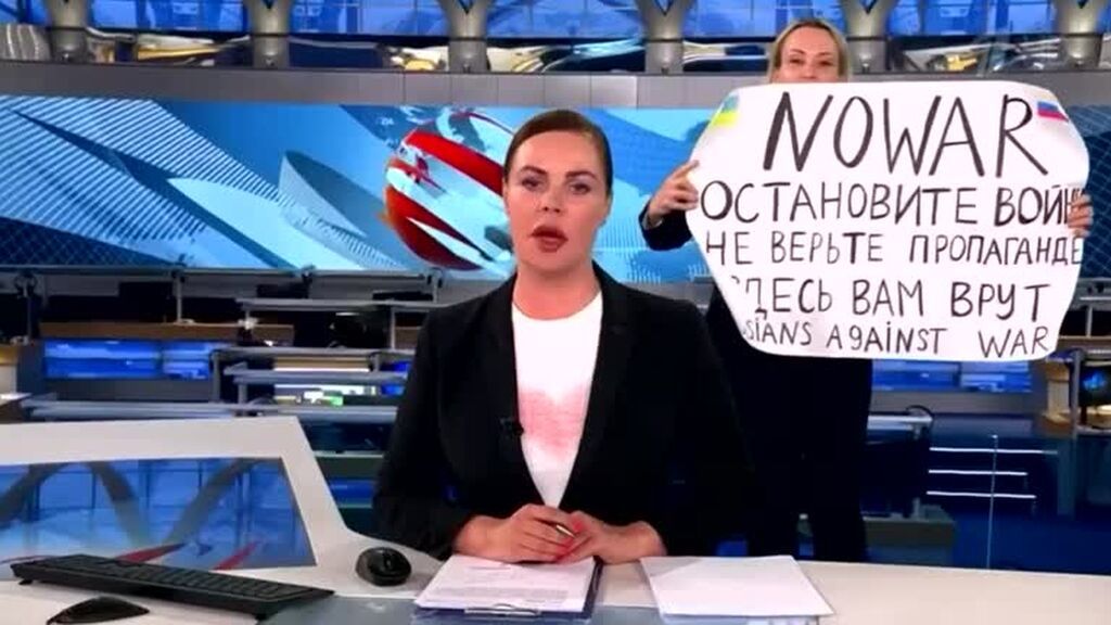 Zelenski alaba a la editora detenida tras irrumpir en directo en la televisión rusa con una pancarta contra la guerra
