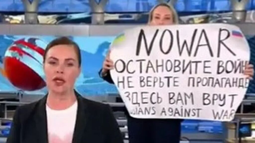Liberada bajo multa la periodista rusa que protestó contra la invasión en televisión