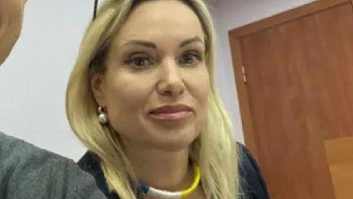 La periodista que protestó en directo contra la guerra se libra de la cárcel, con una multa La periodista que protestó en directo contra la guerra se libra de la cárcel, con una multa