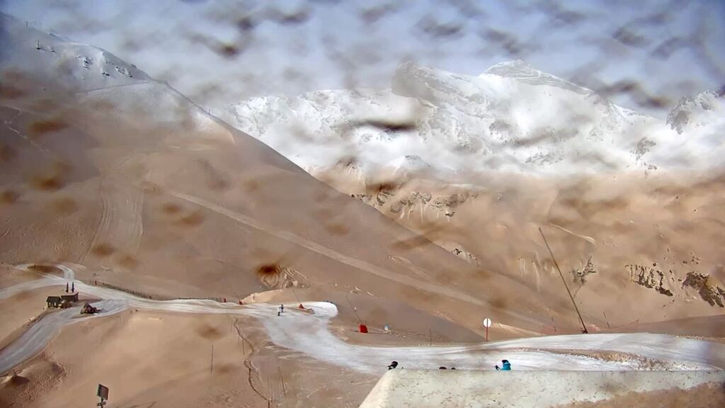 La calima tiñe la nieve de los Pirineos