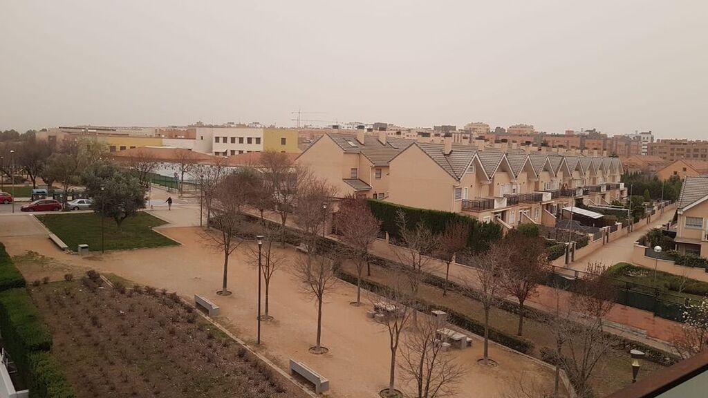 Cielos naranjas y lluvia de barro en el centro de España por el polvo africano