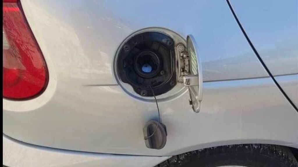 Roban la gasolina de los coches aparcados en Málaga en plena escalada de precios