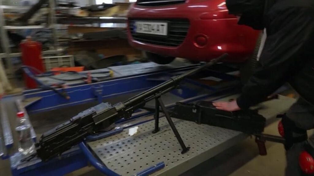 Un taller de coches en Kiev adapta las armas capturadas a los rusos para las tropas ucranianas