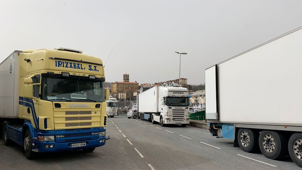 Los camiones permanecen parados en el puerto de Getaria.