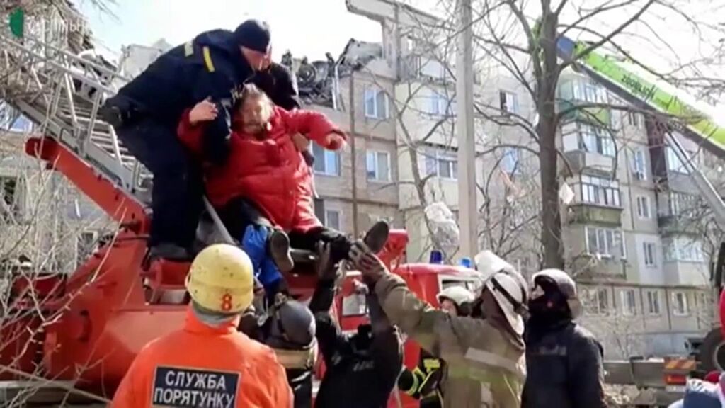 Salvados de milagro: les cae una bomba encima en Járkov rescatando a una mujer de otro bombardeo