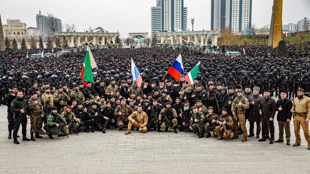 Ramzán Kadýrov posa con militares chechenos después de una revisión de las tropas el 26 de febrero