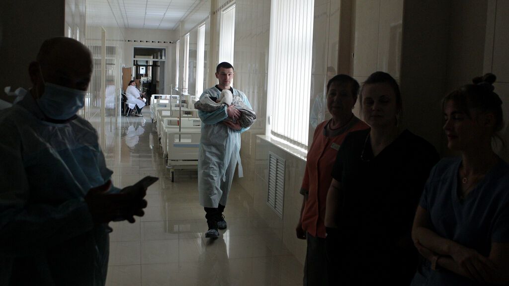 EuropaPress_4301696_08_march_2022_ukraine_kiev_man_carries_newborn_baby_down_the_corridor_of