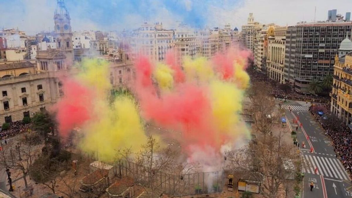 La mascletà del futuro triunfa en Valencia pese a las fuertes rachas de viento La mascletà del futuro triunfa en Valencia pese a las fuertes rachas de viento