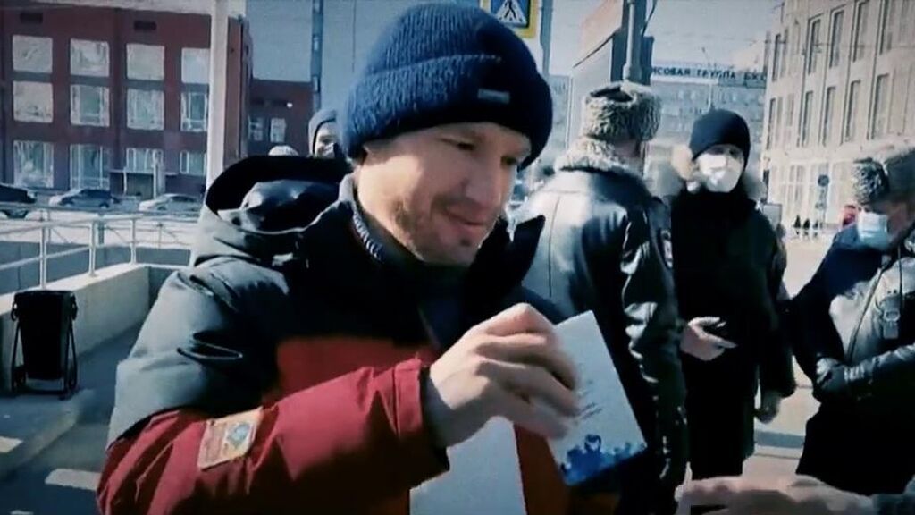 La policía rusa detiene a un hombre por sujetar un folio en blanco