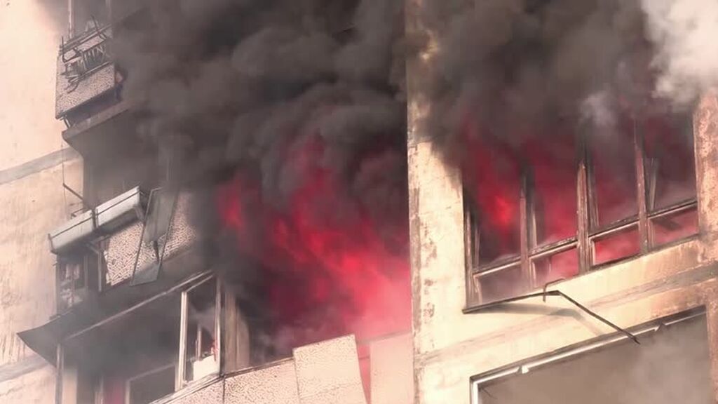 Un proyectil impacta contra un edificio en Kiev: hay al menos dos muertos