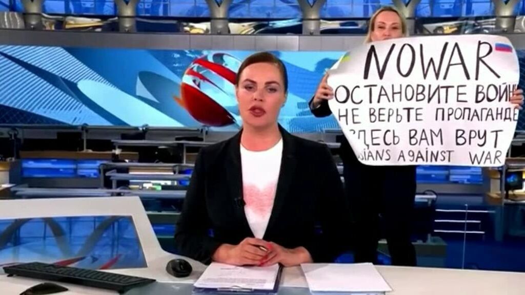 Una activista irrumpe en la emisión del informativo de una televisión rusa: "No a la guerra, os están mintiendo"