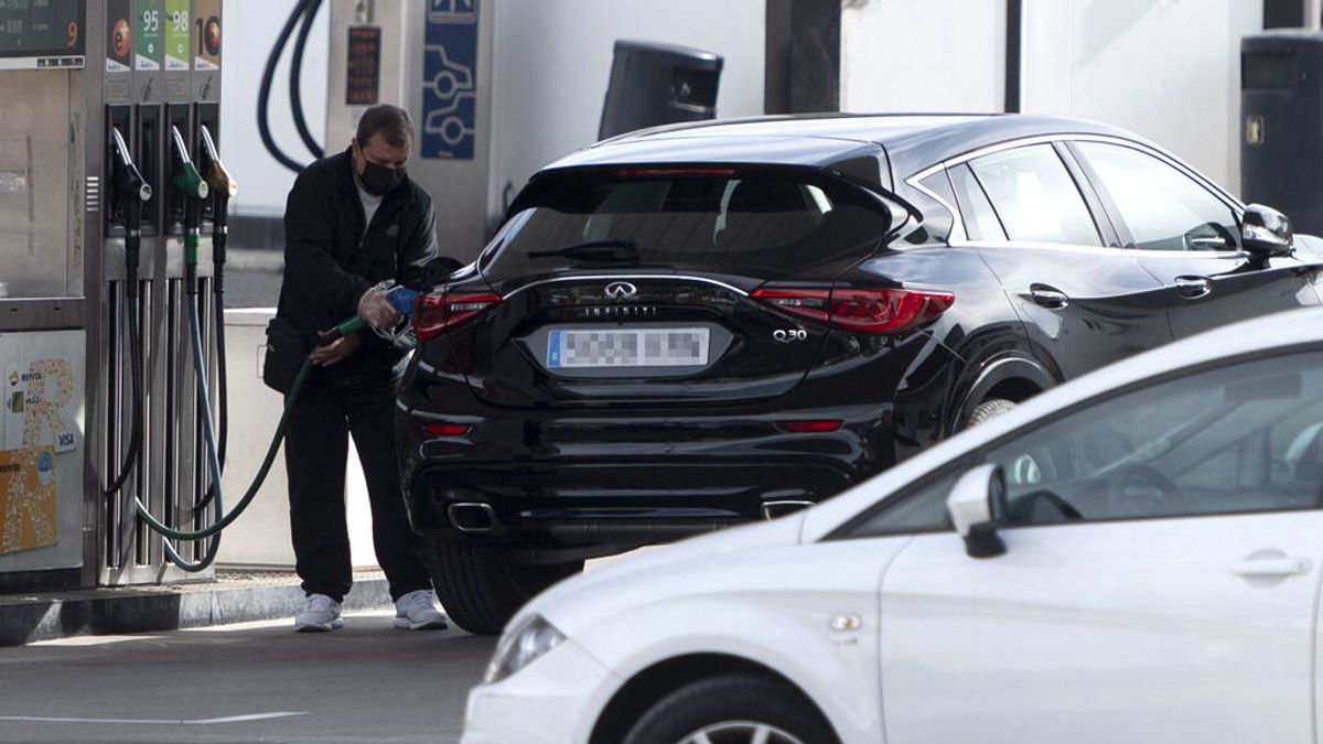 EuropaPress_4272805_persona_reposta_combustible_gasolinera_24_febrero_2022_madrid_espana_precio EuropaPress_4272805_persona_reposta_combustible_gasolinera_24_febrero_2022_madrid_espana_precio