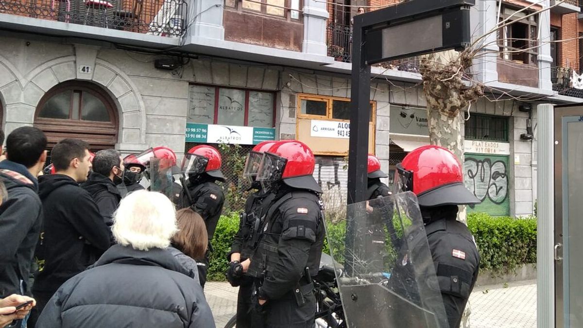Un detenido y enfrentamientos con la Ertzaintza durante un desahucio en San Sebastián