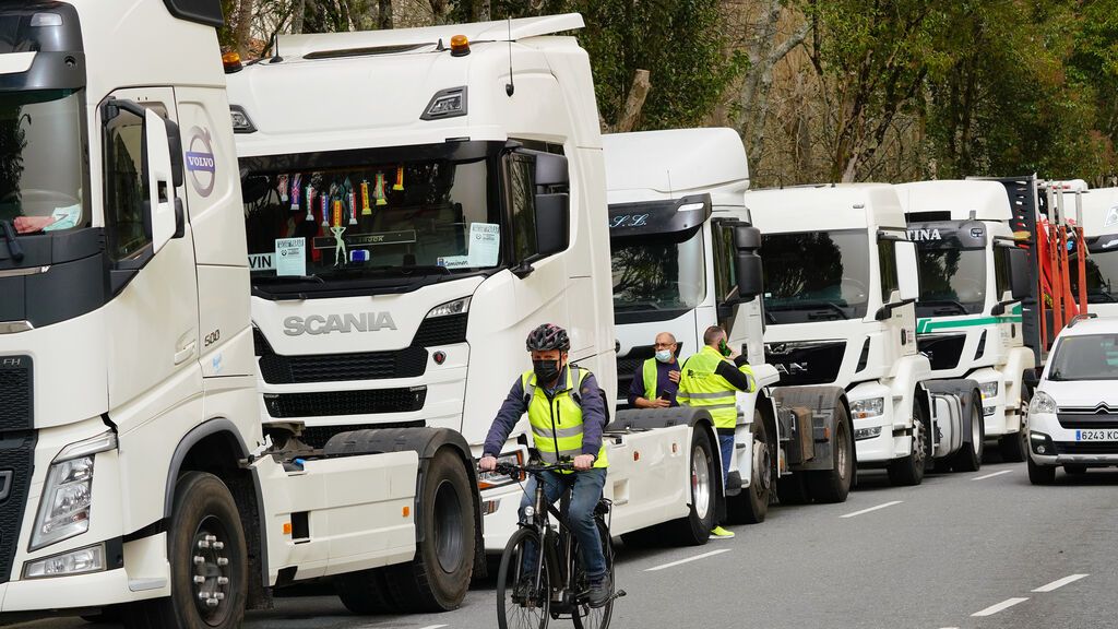 Un camionero herido de una pedrada durante la huelga de transportes en el Puerto de Bilbao