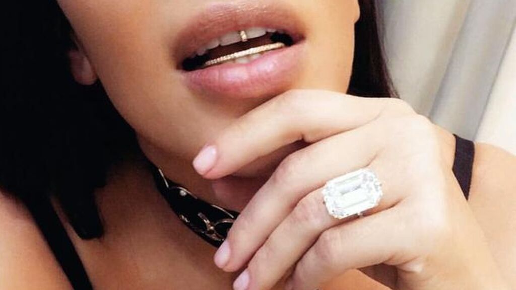 A Kim le robaron su anillo durante el robo a su habitación de un hotel en París.