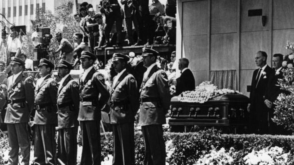 Al funeral no pudo acudir nadie de la familia Kennedy.