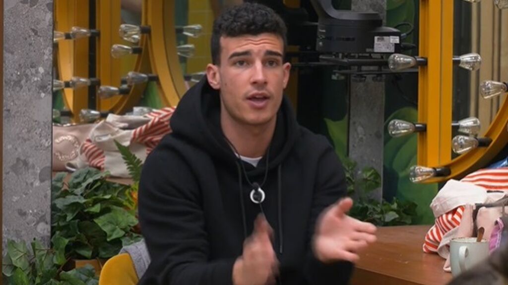 Adri se enfada con Cora