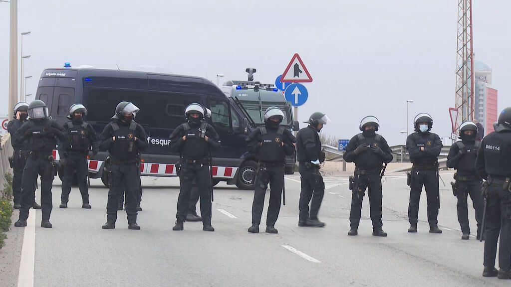 Los Mossos evitan que los transportistas corten la Ronda Litoral de Barcelona