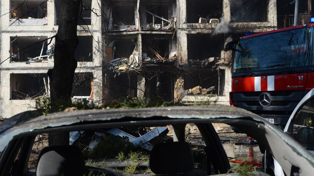 El cielo de Kiev retumba por los bombardeos bajo un toque de queda de 36 horas
