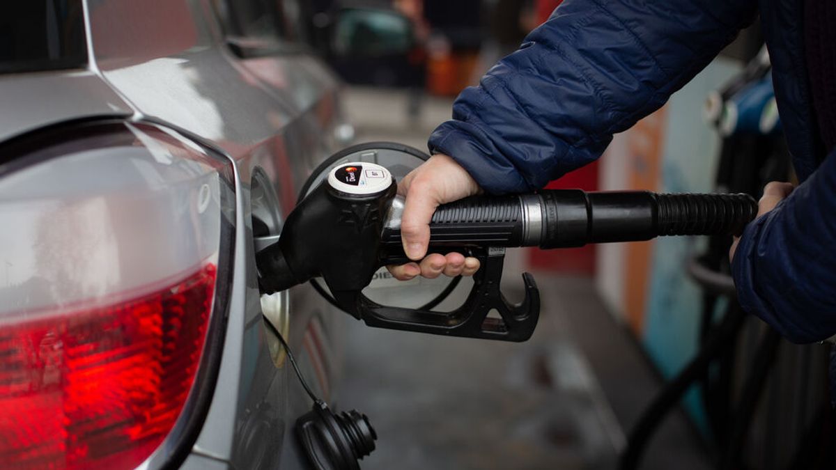 Qué dos medidas se estudian para bajar el precio de la gasolina