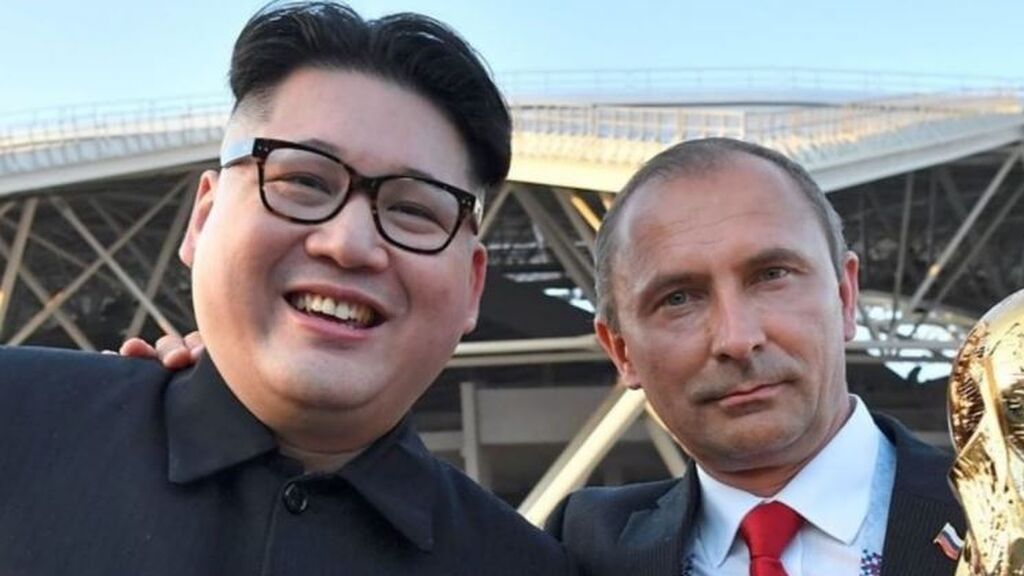 Slawek Sobala, doble de Vladímir Putin, junto a Howard X, imitador de Kim Jong-un