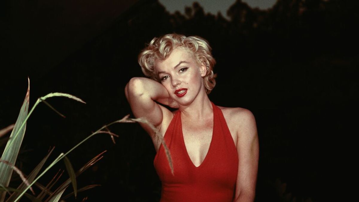 Estos fueron los momentos más inolvidables del funeral de Marilyn Monroe: su marido prohibió la entrada a la familia Kennedy y fue enterrada con un ramo de rosas.