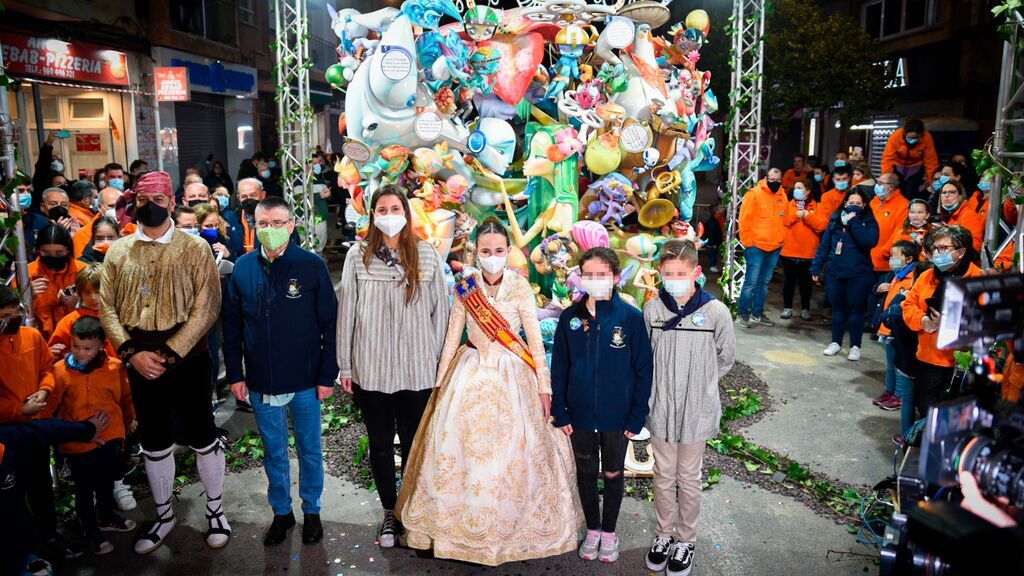 La fallera mayor infantil, Nerea López Maestre (en el centro), posa delante de la falla infantil de la comisión Gayano Lluch