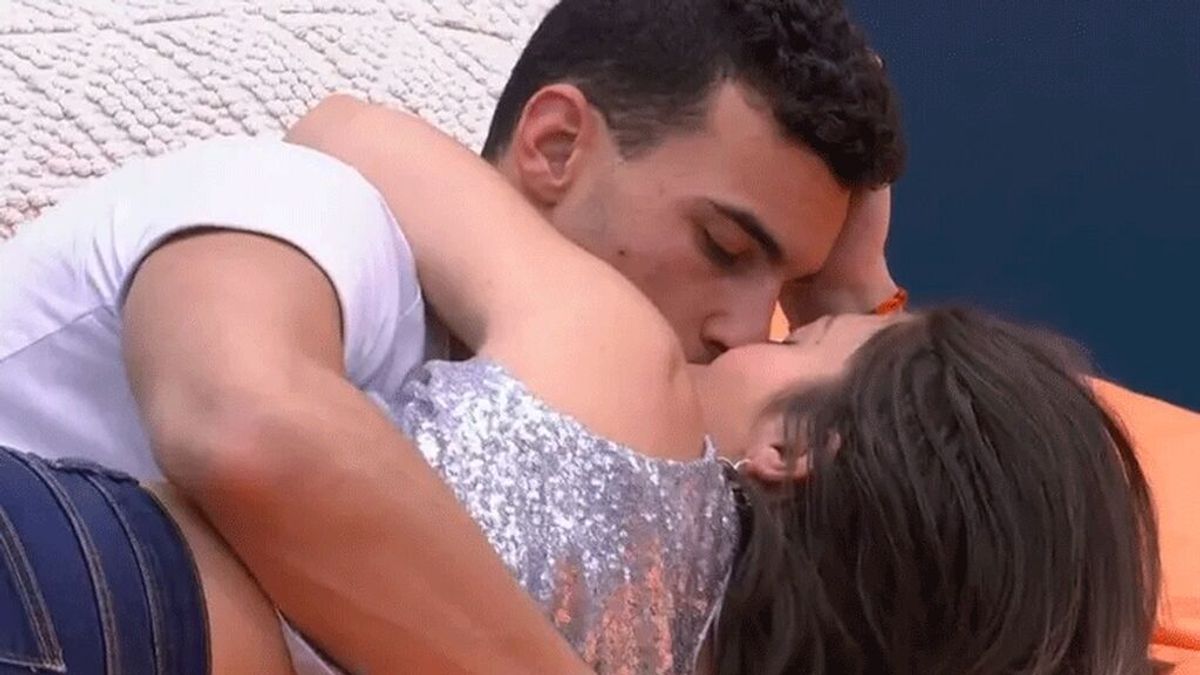 Marta le jura amor eterno a Adrián: "Quiero estar contigo fuera"