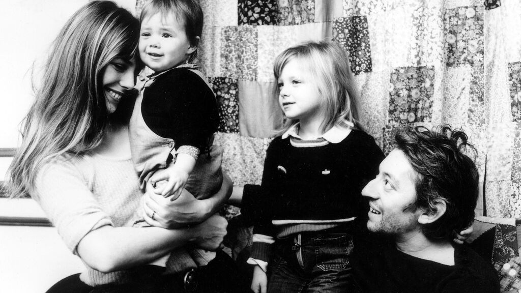 Jane Birkin y Serge Gainsbourg junto a las pequeñas Kate Barry y Charlotte Gainsbourg en 1972.