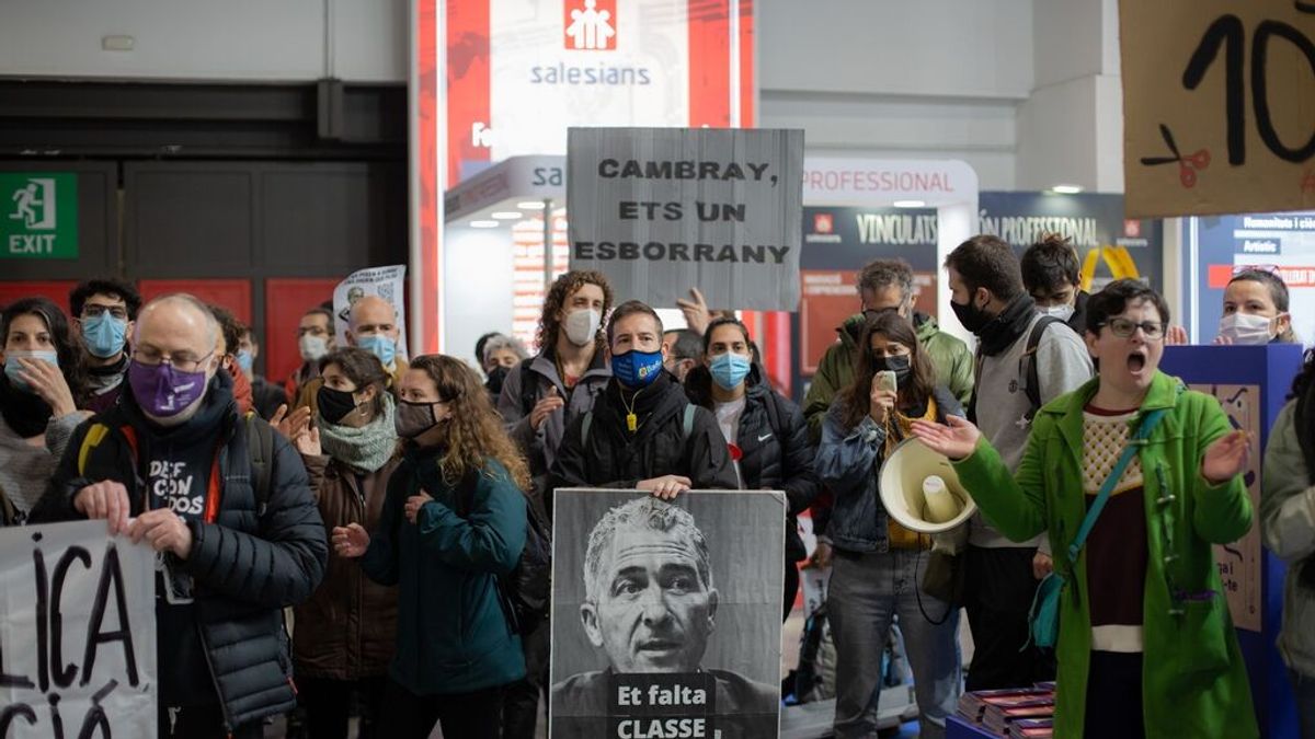 Tensión en el Saló de l'Ensenyament de Barcelona: los profesores en huelga abuchean a Cambray Tensión en el Saló de l'Ensenyament de Barcelona: los profesores en huelga abuchean a Cambray