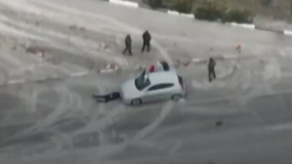 Un dron de Ucrania graba el asesinato de un civil en una autopista de Kiev