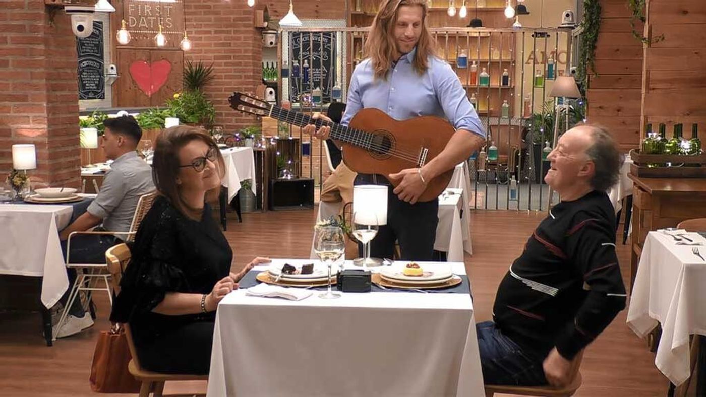 Julio rompe a llorar al escuchar la canción rusa de Natalia First Dates Temporada 5 Top Videos 708