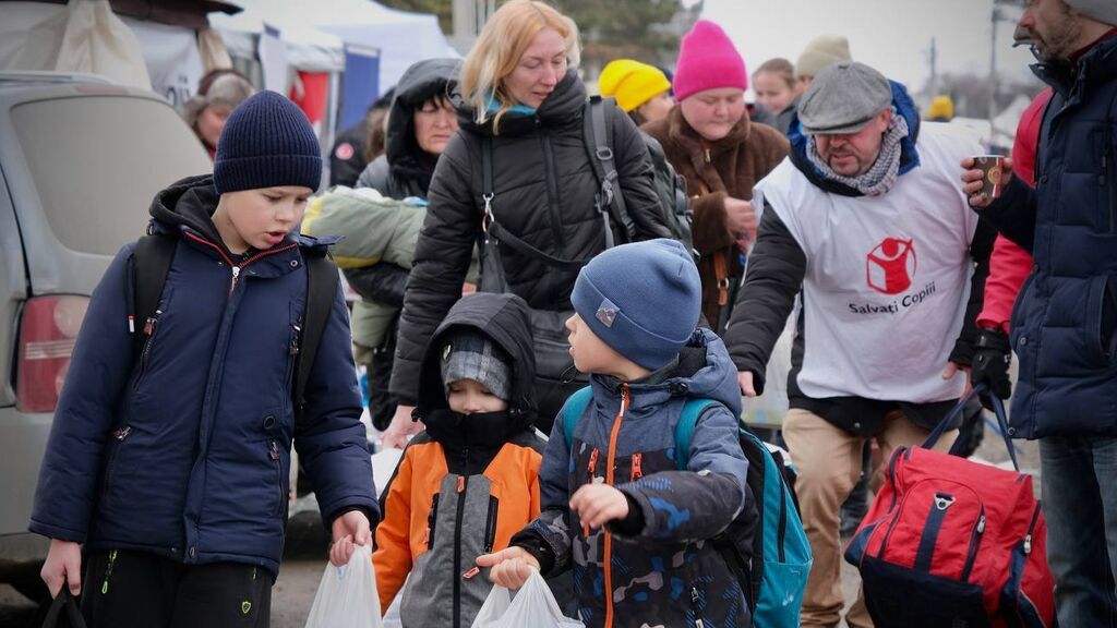 Niños huyendo de la guerra de Ucrania.