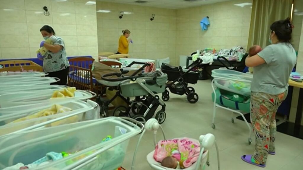 Cinco mujeres cuidan de 21 bebés de vientres de alquiler en un sótano de Kiev