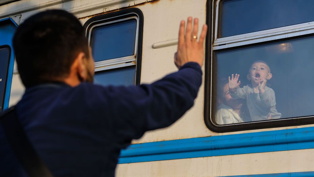 EuropaPress_4317449_15_march_2022_ukraine_lviv_man_gestures_to_his_child_in_front_of_train_to