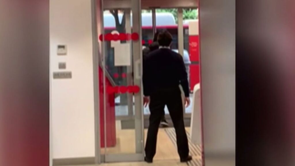Un ladrón rompe a patadas la puerta de un banco y escapa en Sevilla