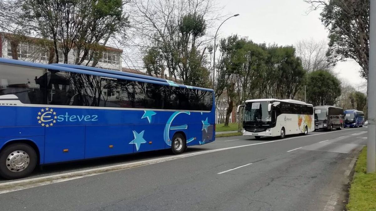 Más de 50 autobuses rodean la Xunta de Galicia para denunciar el "oligopolio" de Monbus Más de 50 autobuses rodean la Xunta de Galicia para denunciar el "oligopolio" de Monbus