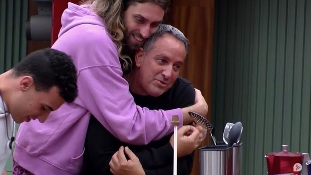 Víctor decide quedarse en la casa