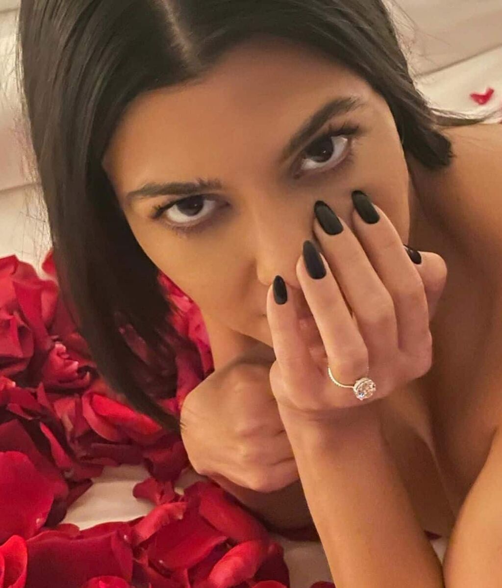 El anillo de Kourtney tenía un gran diamante.