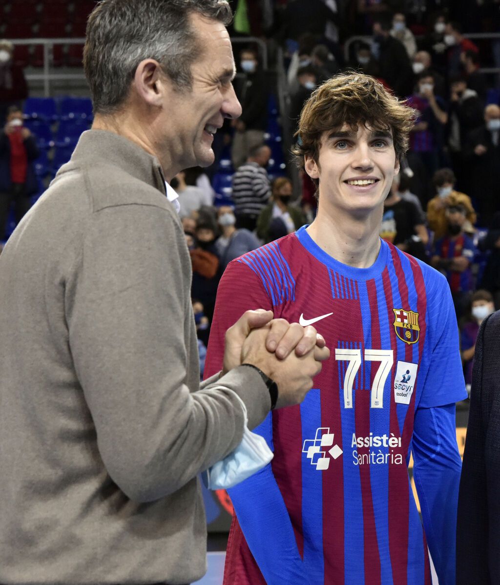 Pablo Urdangarin, con su padre tras su partido en el Barça (marzo de 2022)