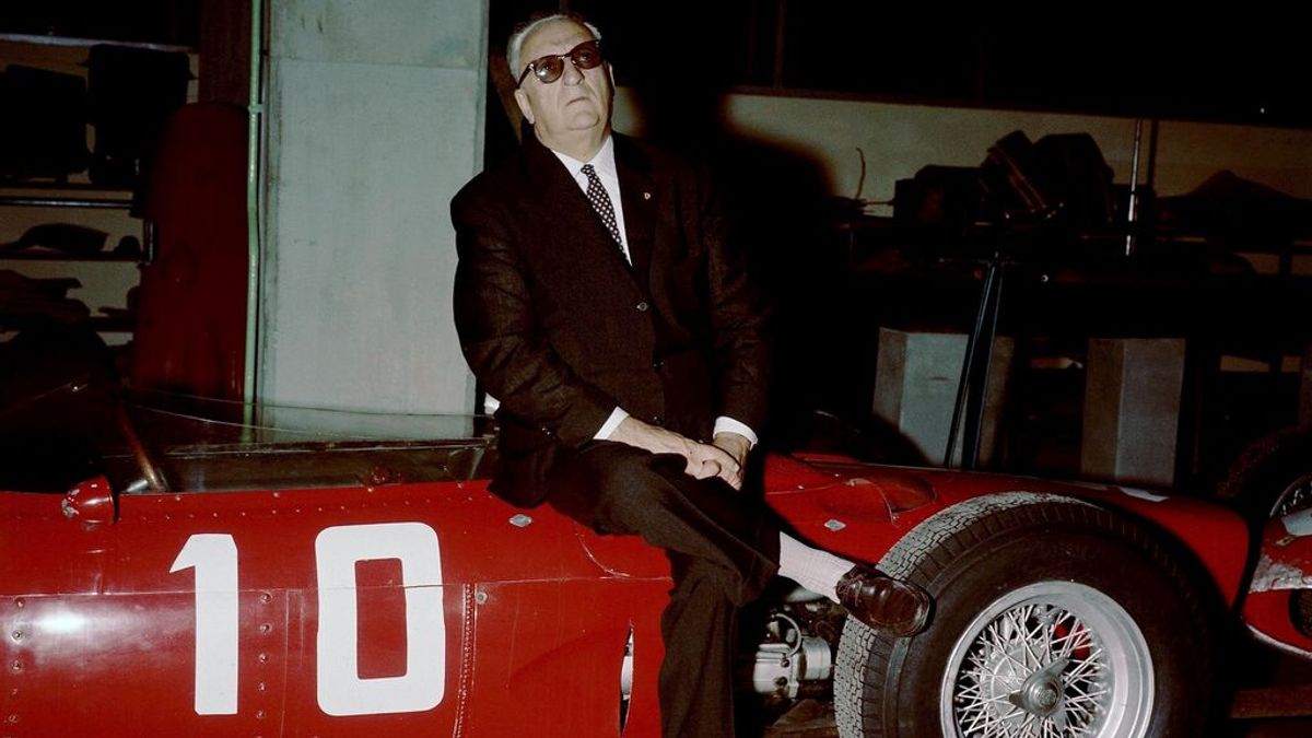 Enzo Ferrari sentado en un monoplaza.