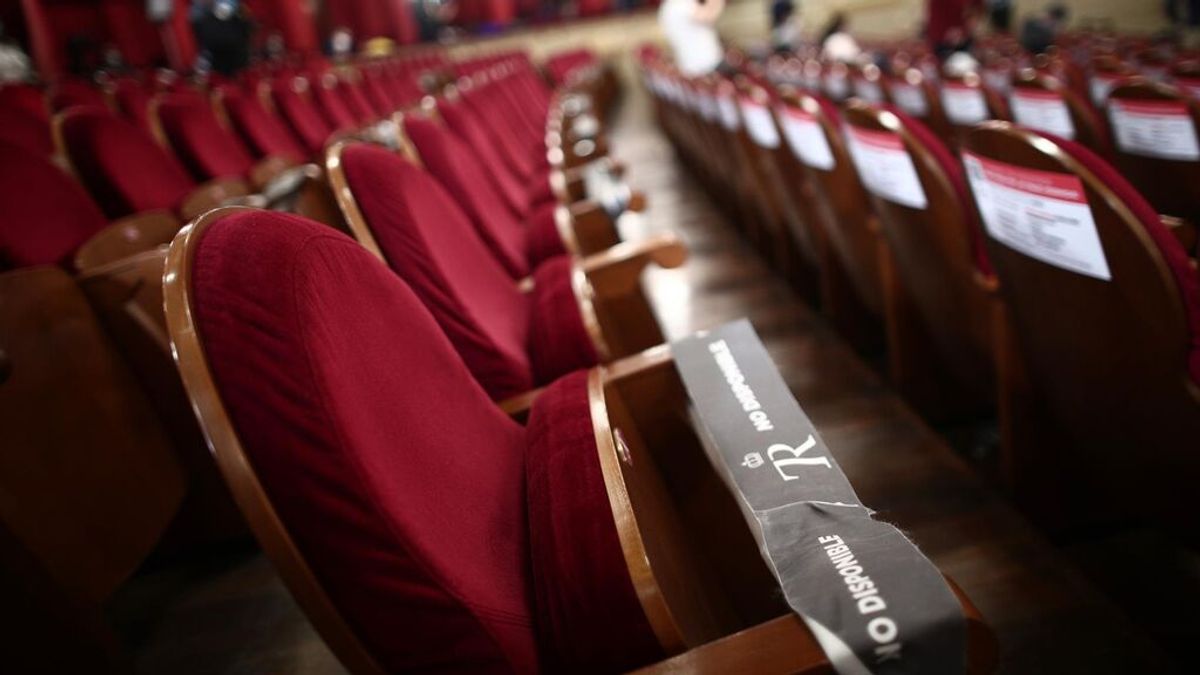 Sanidad pone fin a la obligatoriedad de dejar un sitio libre entre no convivientes en cines y teatros valencianos Sanidad pone fin a la obligatoriedad de dejar un sitio libre entre no convivientes en cines y teatros valencianos