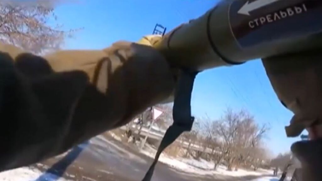 Se baja del coche, usa un lanzacohetes y abate a un camión de tropas rusas: así resiste Ucrania